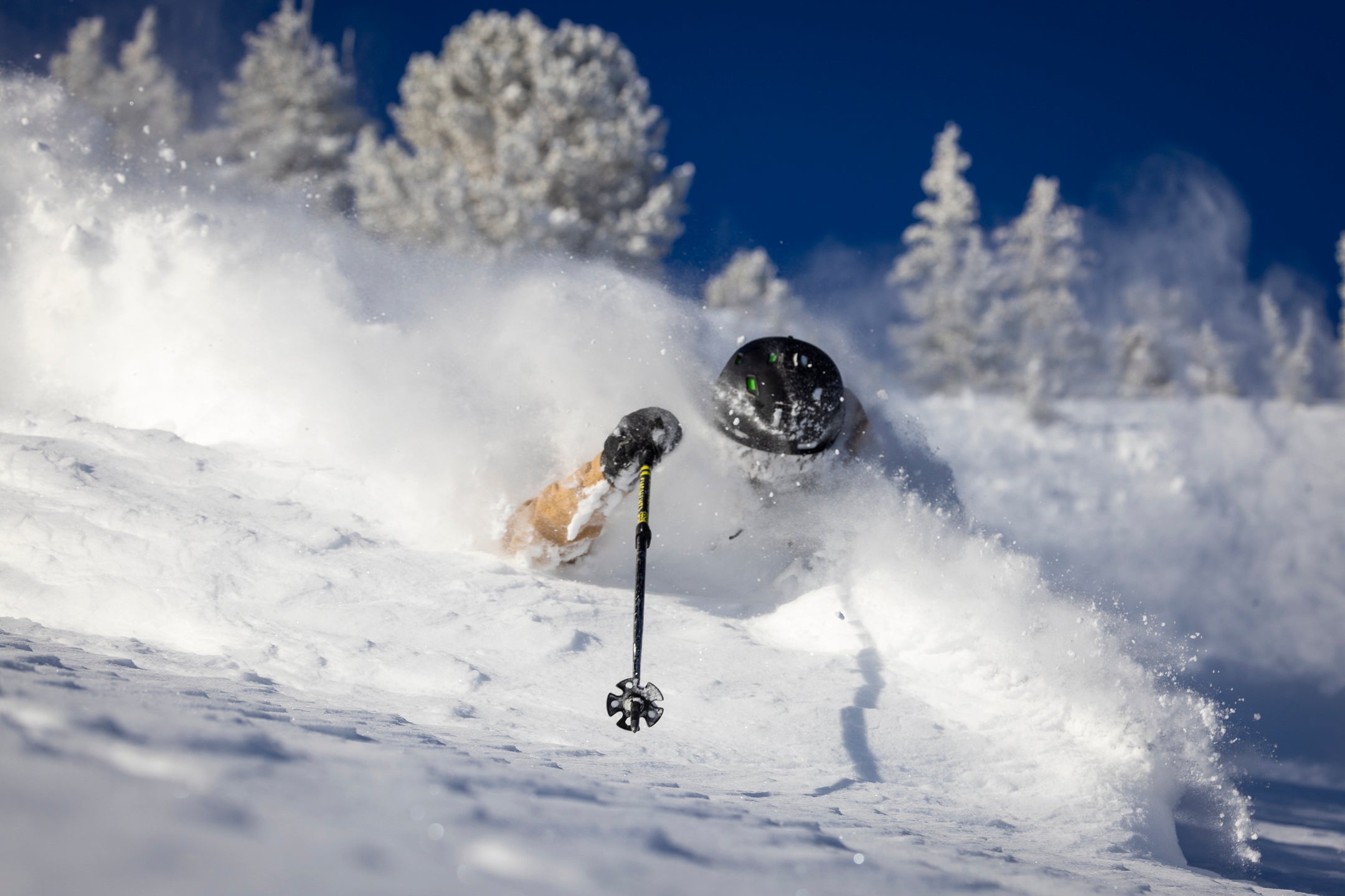 M1 Pro ski glove in deep powder